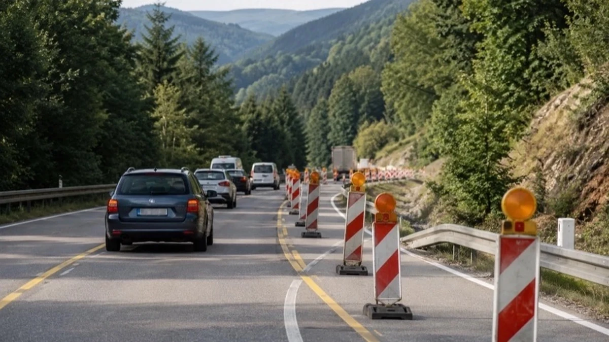 Baustelle auf der B241 im Oberharz zwischen Osterode und Clausthal-Zellerfeld mit Fahrbahnverengung und Verkehr