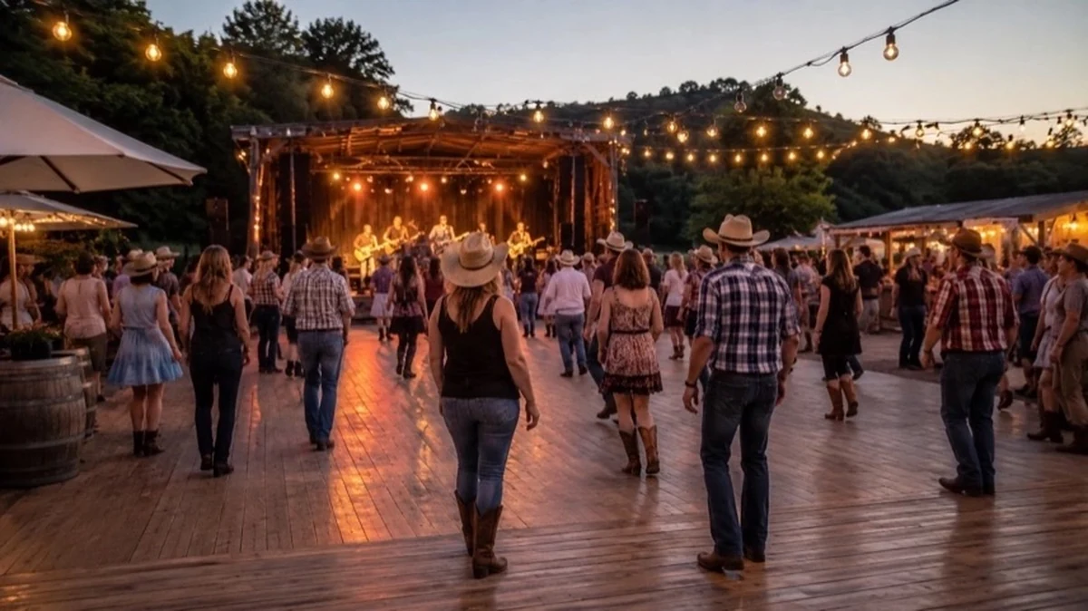 Besucher auf einem Country-Festival im Harz mit Tanzfläche, Bühne und Westernatmosphäre in Neudorf