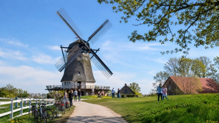 Historische Windmühle in Sachsen-Anhalt mit Besuchern am Deutschen Mühlentag und ländlicher Frühlingslandschaft