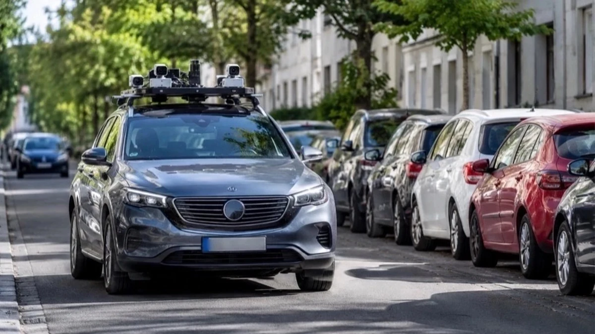 Scan-Auto zur digitalen Parkraumüberwachung fährt durch eine Straße mit parkenden Autos in deutscher Innenstadt