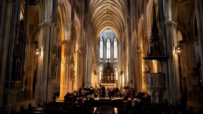 Innenraum eines gotischen Doms mit Bühne, Musikern und Lichtstimmung bei den Domfestspielen in Halberstadt