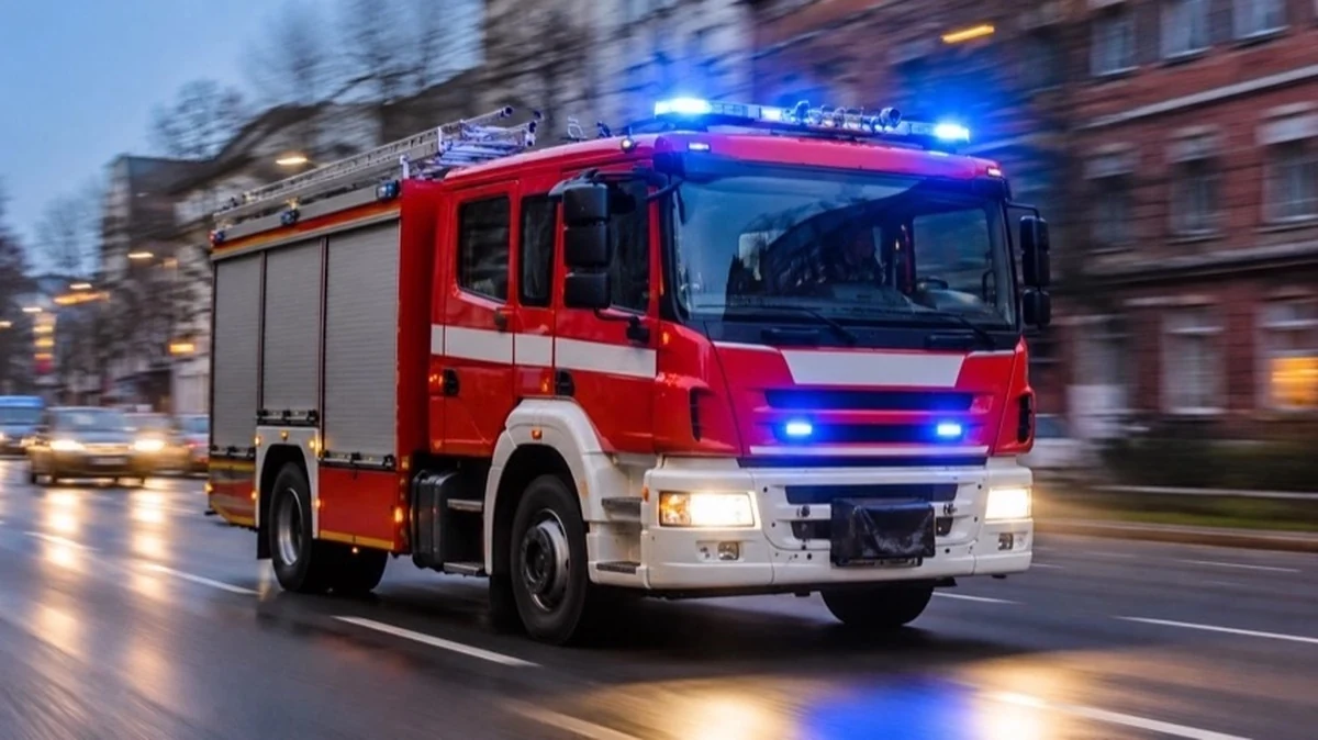 Feuerwehrfahrzeuge vor beschädigtem Mehrfamilienhaus nach Großbrand in Thale mit Rauchspuren in der Innenstadt