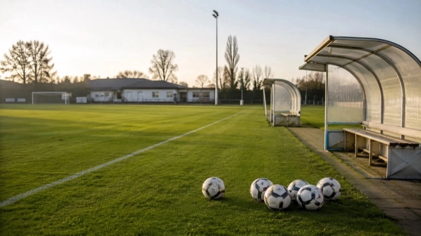 Leerer Fußballplatz mit Spielerbänken und Flutlichtanlage als Symbol für die Trennung im Fußball in Oker bei Goslar