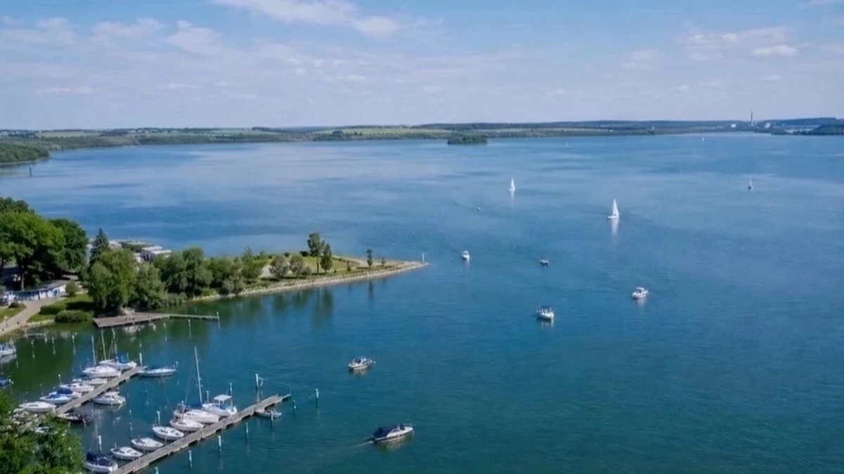 Luftaufnahme vom Geiseltalsee in Sachsen-Anhalt mit Freizeitbooten, Marina und touristisch genutzter Seenlandschaft