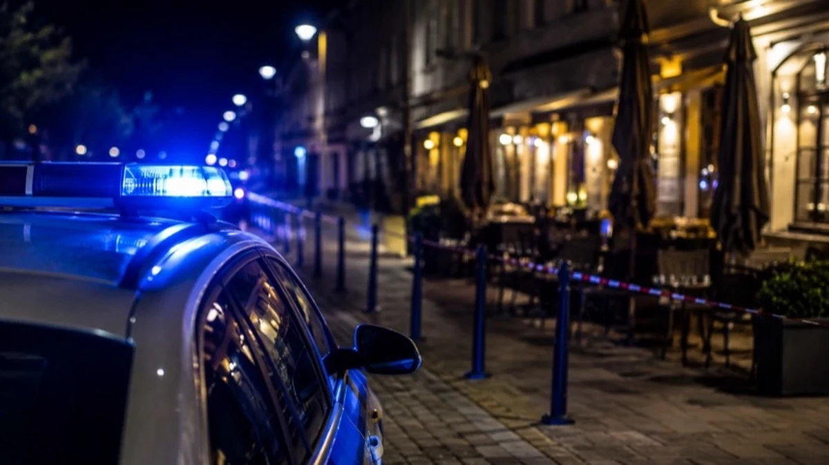 Polizeistreifenwagen vor einer anonymen Gaststätte bei Nacht als Symbol für Polizeieinsatz nach Körperverletzung in Goslar.