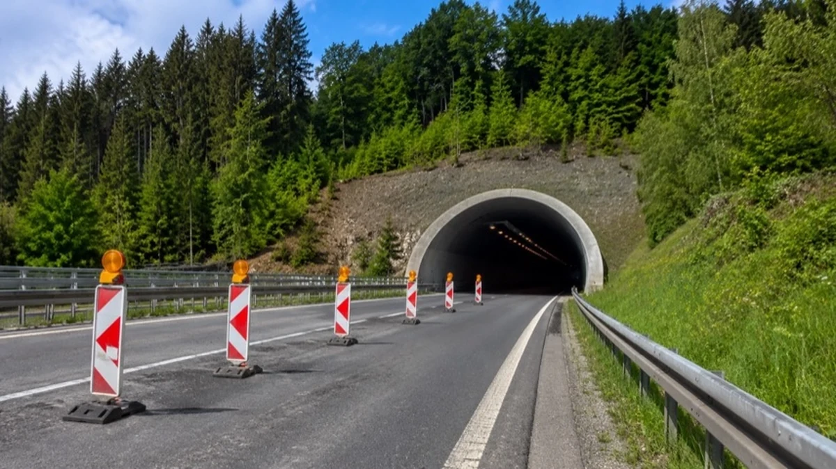 Straßentunnel an der B4 bei Braunlage mit Absperrbaken und Umleitungsbereich im Oberharz