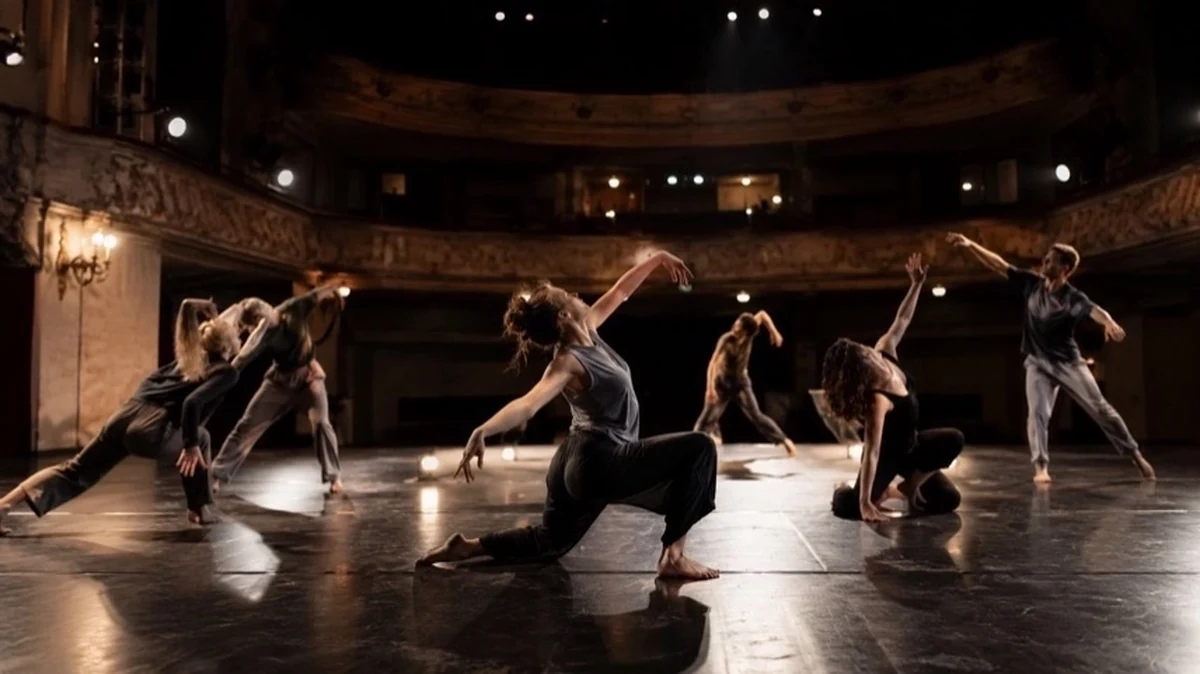 Zeitgenössische Tanzszene auf einer Bühne in historischer Harzer Theateratmosphäre während eines internationalen Tanzfestivals