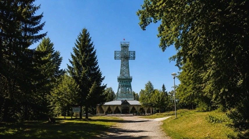 Josephskreuz bei Stolberg im Harz als historischer Aussichtsturm über den Waldlandschaften des Südharzes