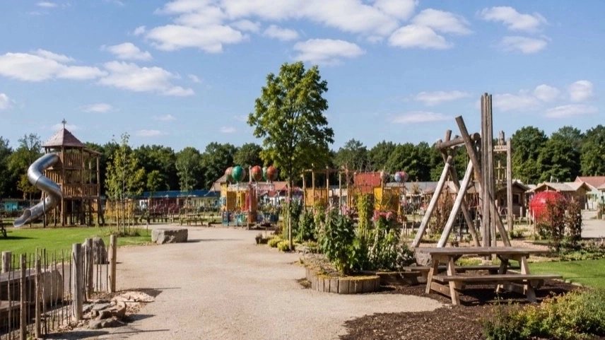 Freizeitfläche mit Spielbereichen und Besucherwegen auf dem Gelände des geplanten Erlebnisdorfs in Wernigerode im Harz