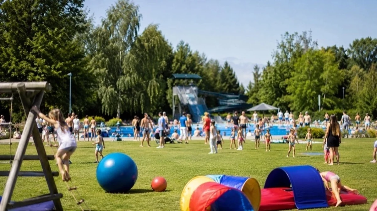 Kinder und Familien bei Mitmachaktionen im Freibad AQUANTIC in Goslar während eines sommerlichen Familienfestes