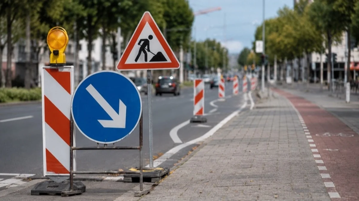 Umleitungsschilder an einer städtischen Straße mit Fahrbahn, Gehweg und Radweg während laufender Verkehrsmaßnahmen