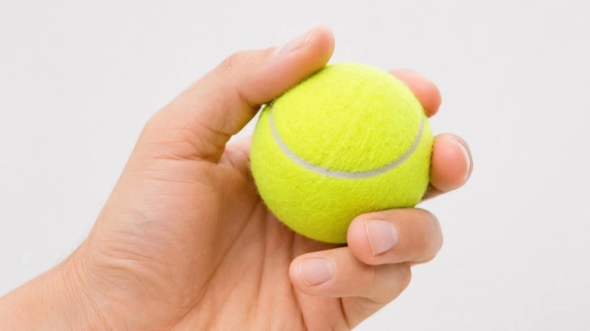 LED-Flutlichtanlage auf einer Tennisanlage bei Abendlicht mit beleuchtetem Tennisplatz und modernen Lichtmasten