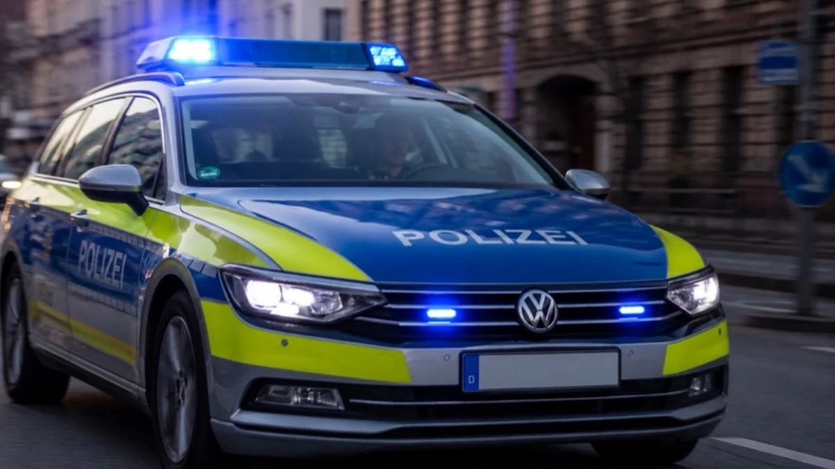 Nächtliche Tankstelle mit abgesperrtem Eingangsbereich und Polizeilicht nach Einbruch in Halberstadt