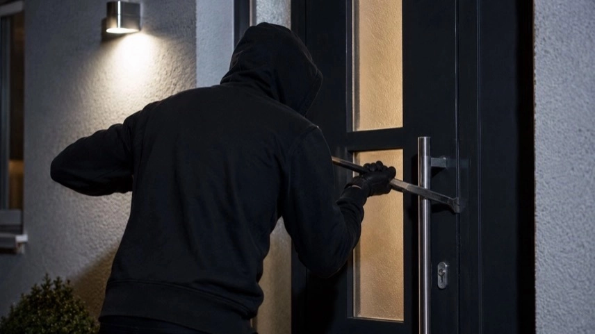 Nächtliche Wohnstraße mit Einfamilienhaus und geöffneter Terrassentür bei Einbruch in Goslar