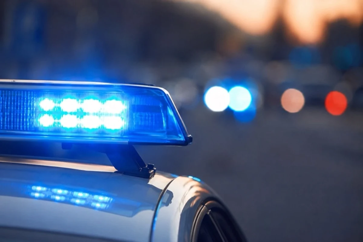 Generisches Polizeifahrzeug mit Blaulicht und neutraler Ermittlungsakte zu Polizeiermittlungen in Goslar