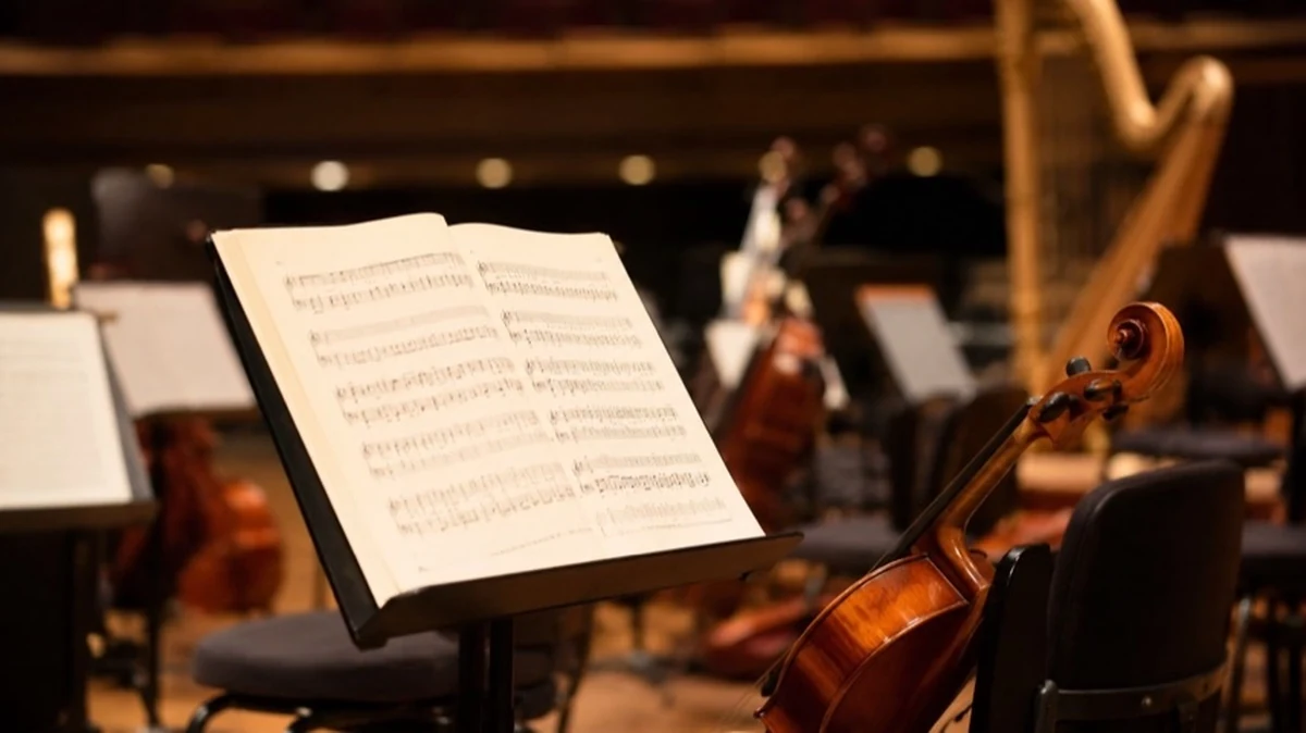 Notenständer mit Orchesterpartitur und klassischen Instrumenten als Symbol für den Quedlinburger Musiksommer