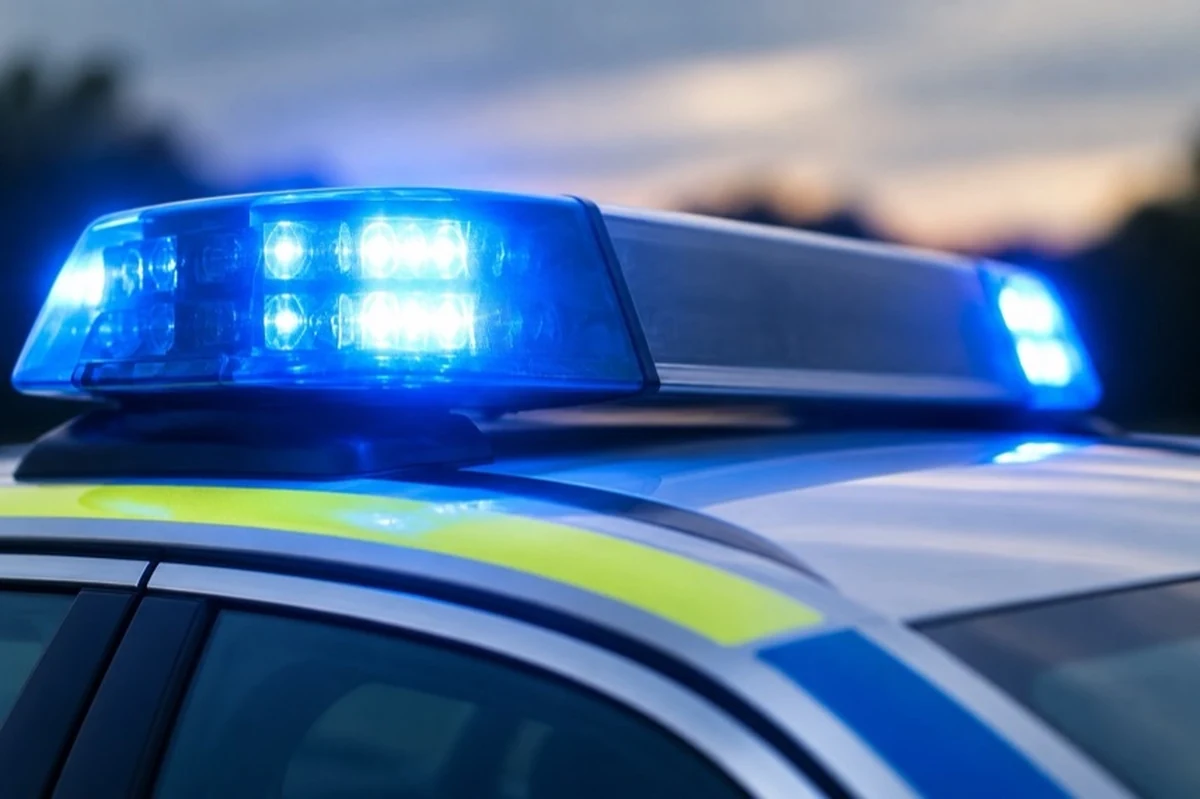 Generisches Polizeifahrzeug mit Blaulicht zu einem Polizeieinsatz nach einem Raub in Goslar im Harz
