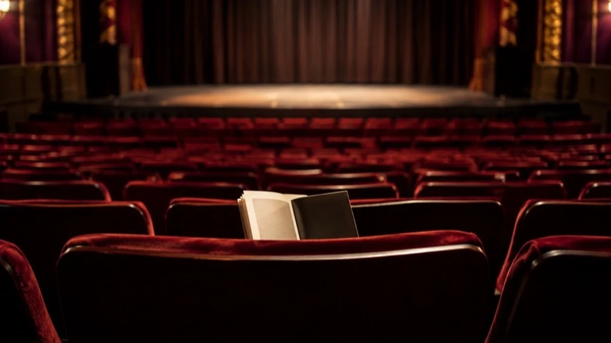 Leere Theaterbühne mit Sitzreihen und Programmheft bei einer Kulturveranstaltung im Oberharz