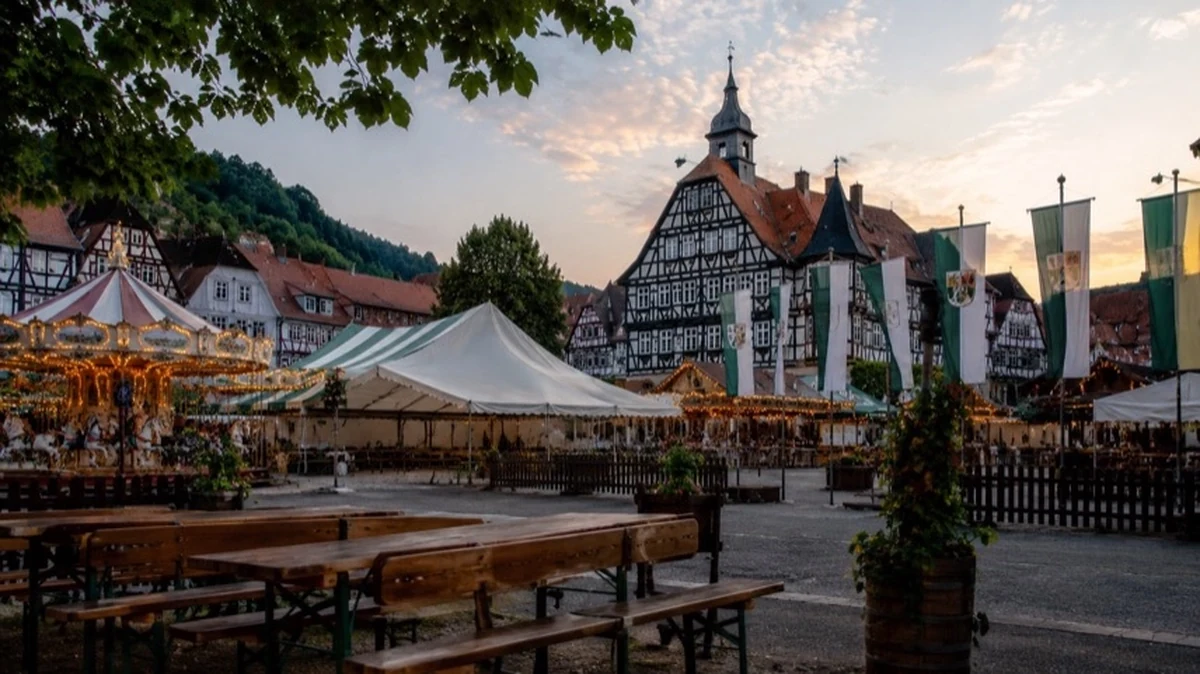 Festplatz bei einem Schützenfest im Harz mit Festzelt, Fahnen und Fahrgeschäften in einer Fachwerkstadt