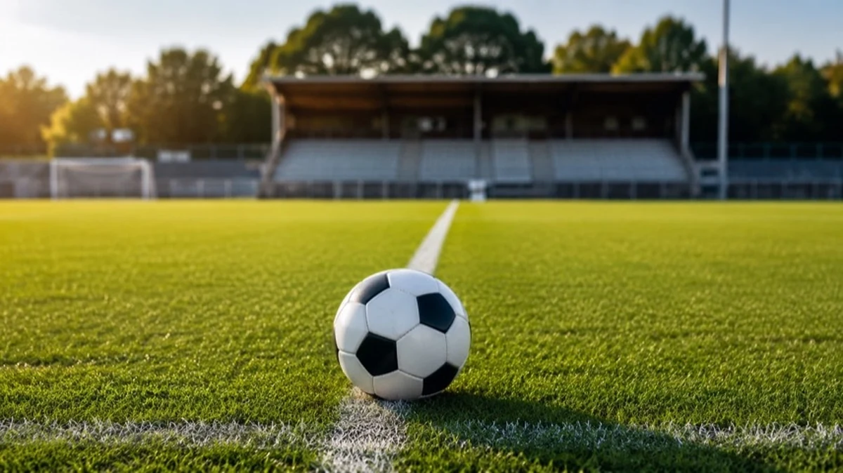 Fußball auf einem Amateur-Sportplatz mit Ball auf dem Spielfeld, Symbol für TSG Bad Harzburg und Landesliga-Fußball