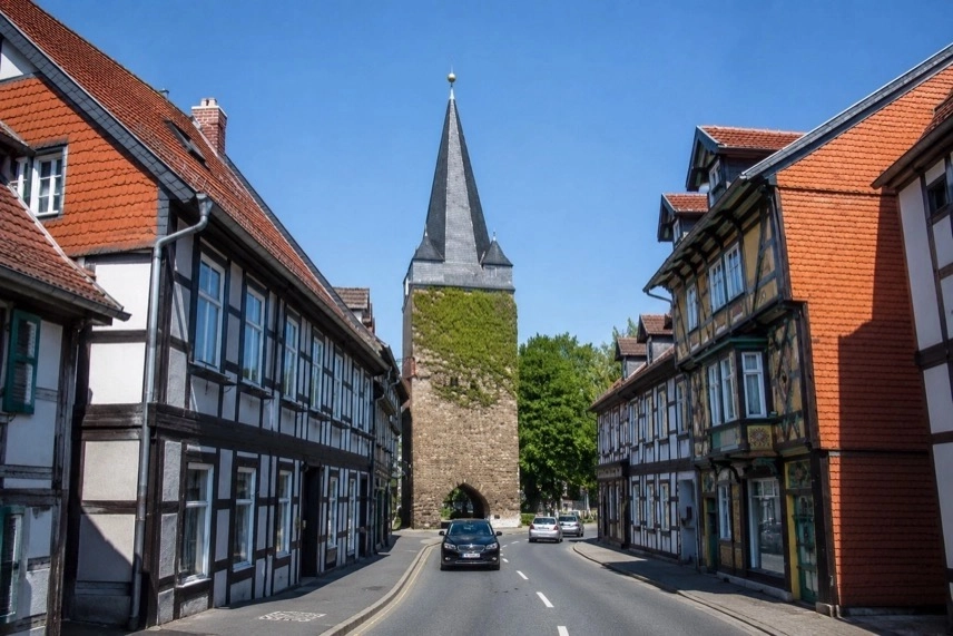 Baustelle an einer innerstädtischen Kreuzung mit Gleisen, Fahrbahnsanierung und Verkehr in Wernigerode