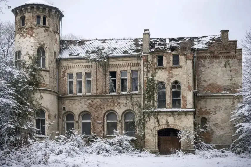 Verfallenes Schloss Oldershausen in Kalefeld im Harz, neugotischer Ziegelbau mit überwucherter Fassade und beschädigtem Dach