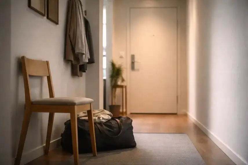 Schlichte Wohnungstür in anonymem Innenraum als Symbol für Schutzplätze und Frauenhaus im Harz Wernigerode