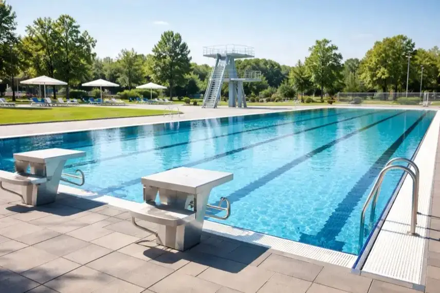 Symbolbild: Blick auf ein vorbereitetes Freibadbecken in einem Sportpark. Das Quedlinburger Klietz-Sportbad bereitet sich derzeit auf den Saisonstart 2026 vor.