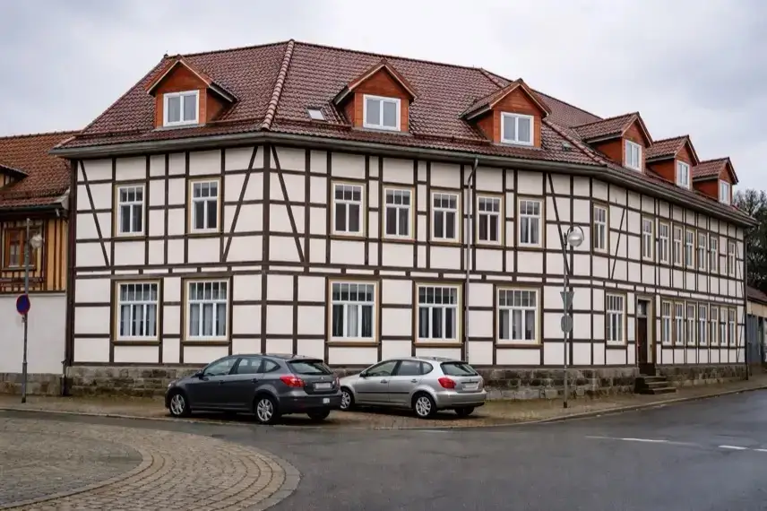 Leerstehendes historisches Gebäude im Ortskern von Benneckenstein im Oberharz, ehemaliges Hotel Stadt Braunschweig vor Versteigerung